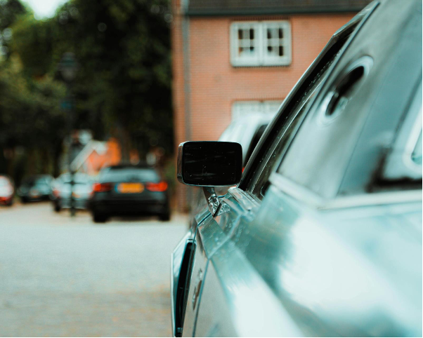 afbeelding van een geparkeerde auto vanaf de zijkant