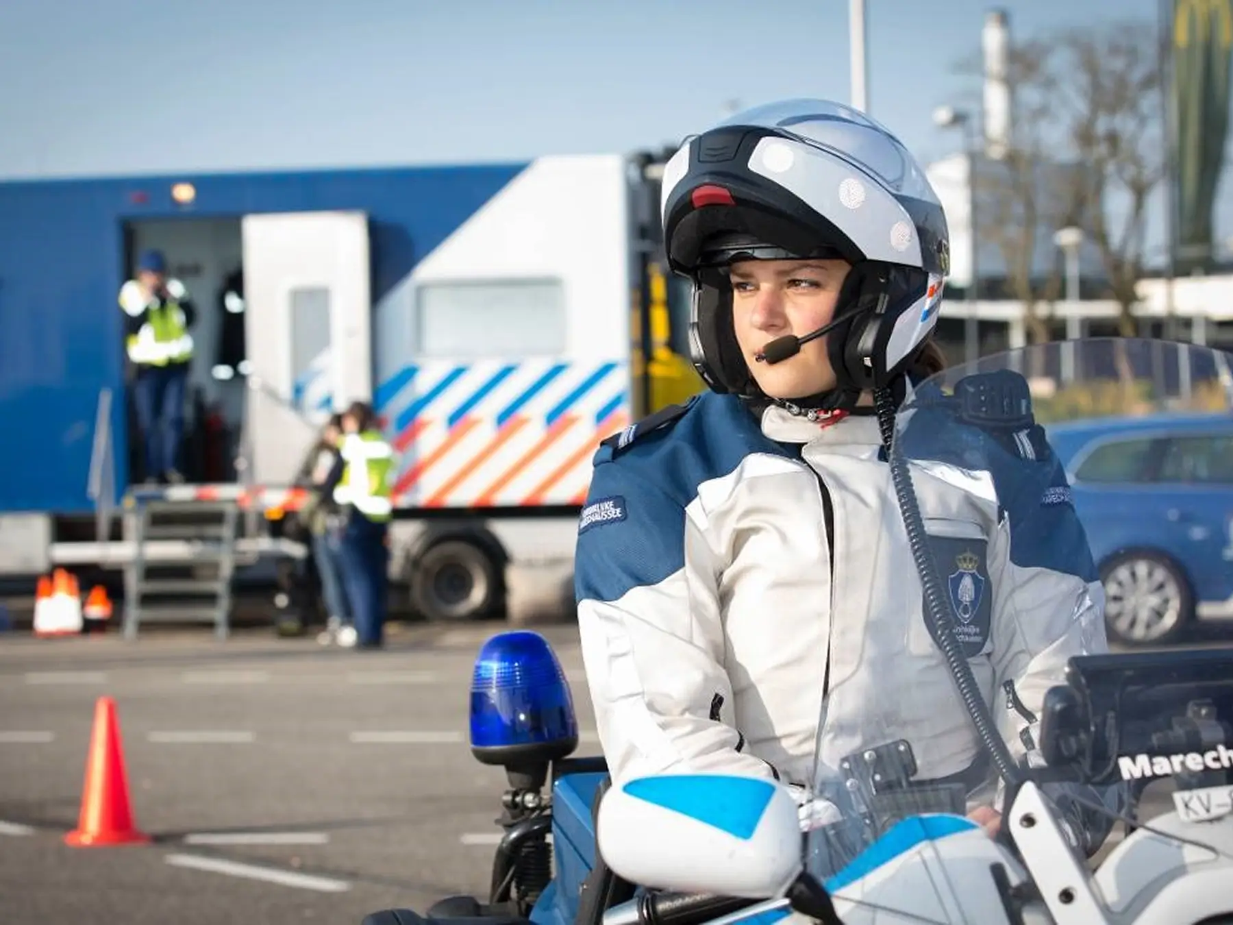 afbeelding van een politieagente op de motor